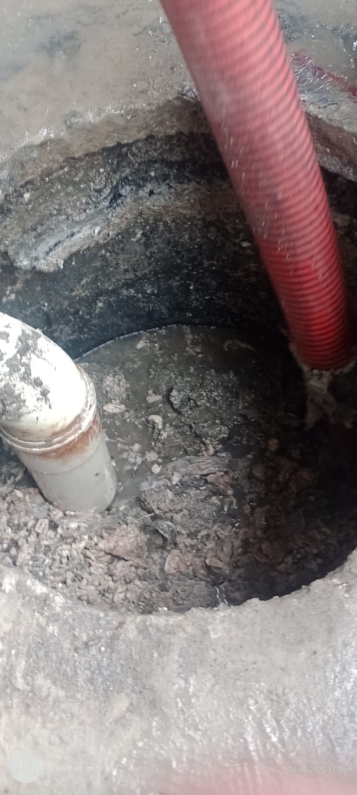 Limpeza de caixa de gordura com equipamento de sucção