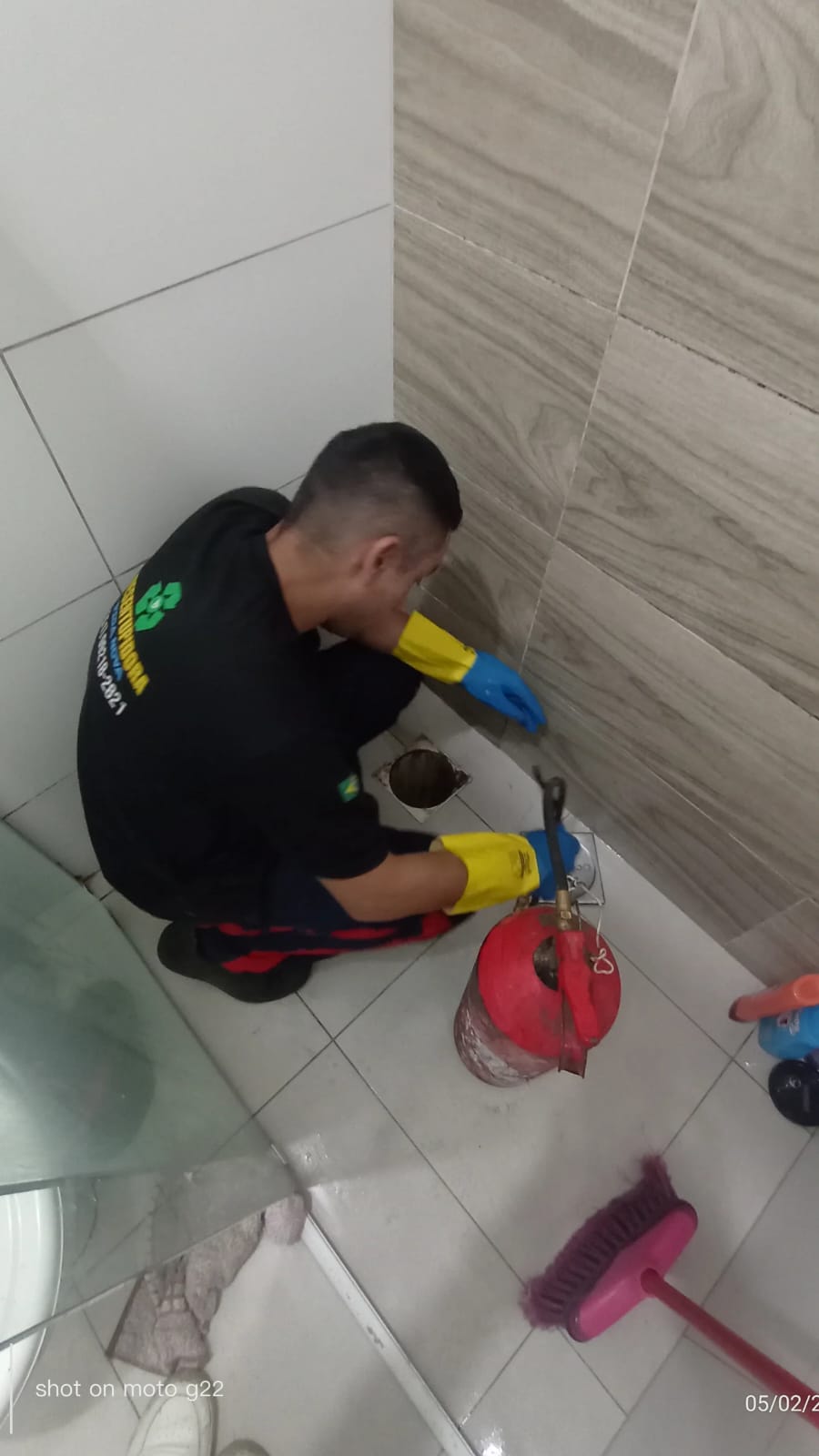 Profissional realizando desentupimento a cabo em tubulação